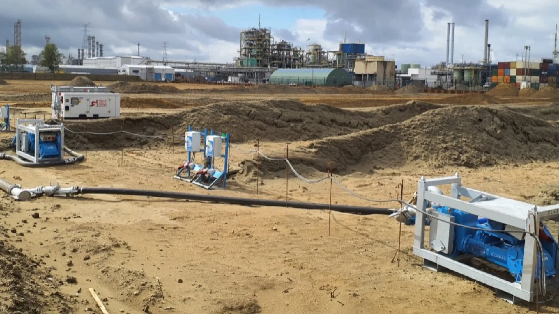 bsenkung des Wasserspiegels, damit können die Fundamente  ufgebaut werden